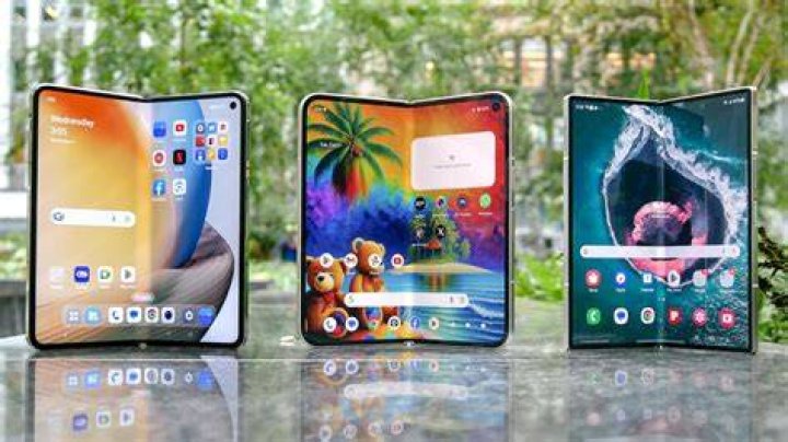samsung-foldable-smartphone A Samsung foldable phone concept.