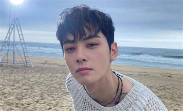 ASTRO&rsquo;s Cha Eun Woo shares cute pictures while visiting MJ during his
