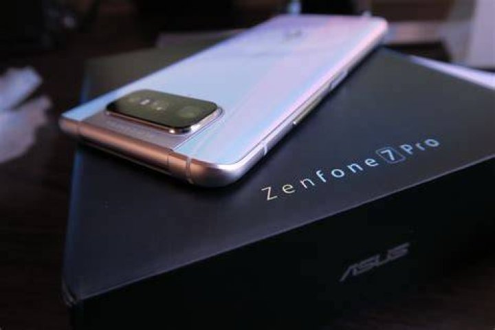 Asus Zenfone 7 Pro with its two included cases Asus Zenfone 7 Pro with its two included cases