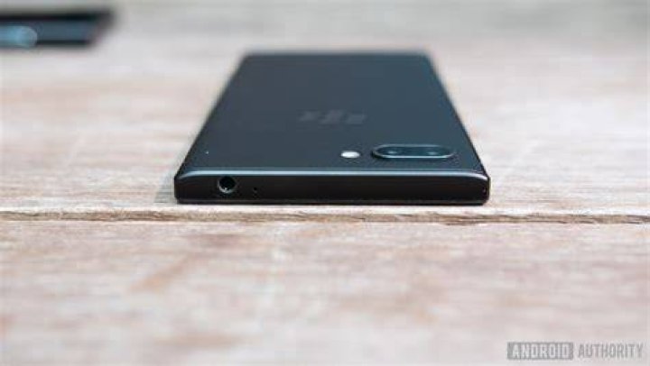 BlackBerry KEY2 Hands On-7 blackberry key2 headphone jack