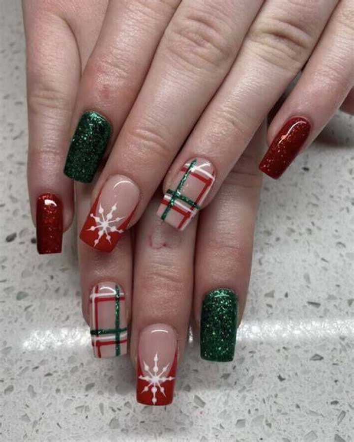dot holiday nail design