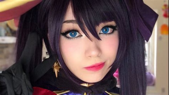 Emiru's Gender-Bending Cosplay of Link Emiru's Gender-Bending Cosplay of Link