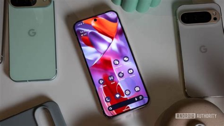 Google Pixel 4 XL home screen standing on rock 15 Google Pixel 4 XL home screen standing on rock 15