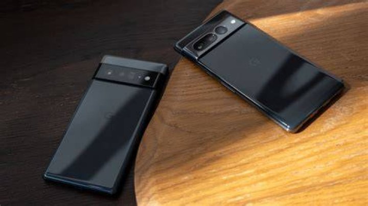 Google Pixel 6 Pro vs Samsung Galaxy S21 Ultra backs outside Google Pixel 6 Pro vs Samsung Galaxy S21 Ultra backs outside