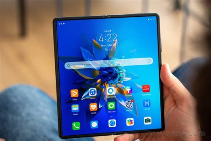 Huawei Mate X2 review folding panel seam detail