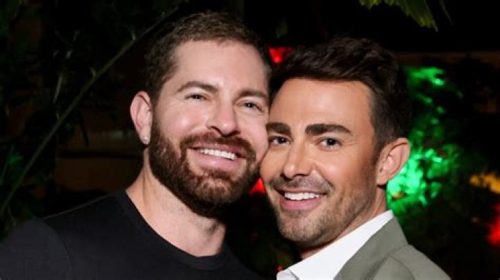 Jaymes Vaughn and Jonathan Bennett posing