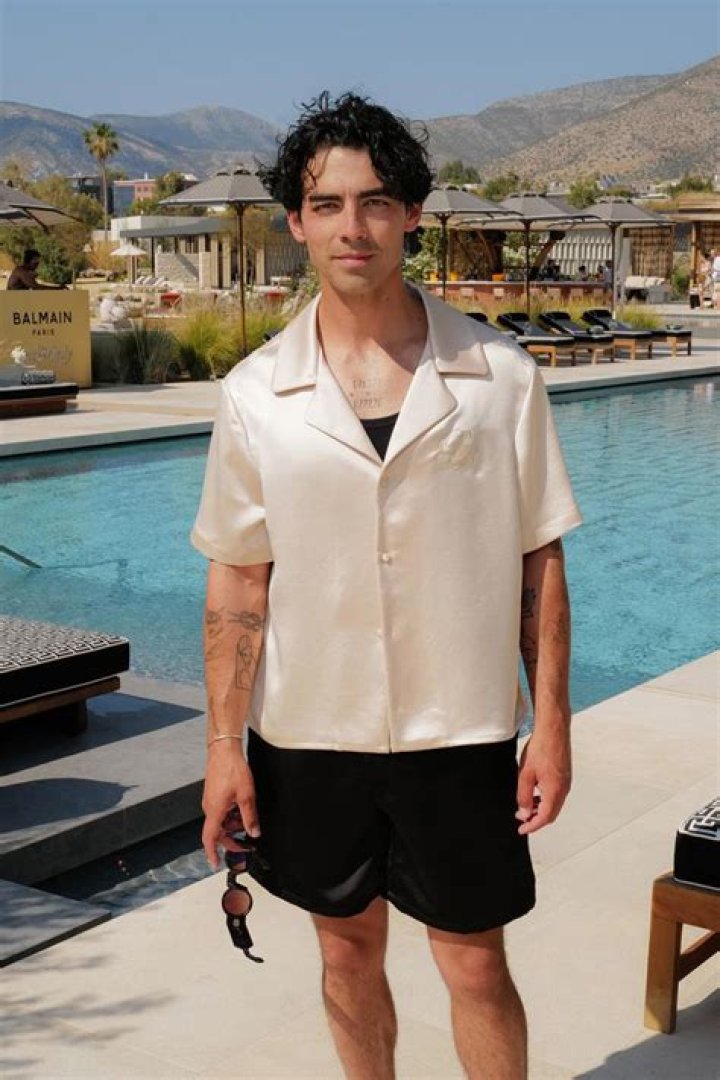 Joe Jonas shows off his new pink hair.