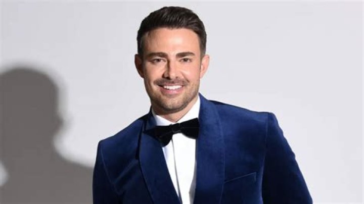 Jonathan Bennett smiling