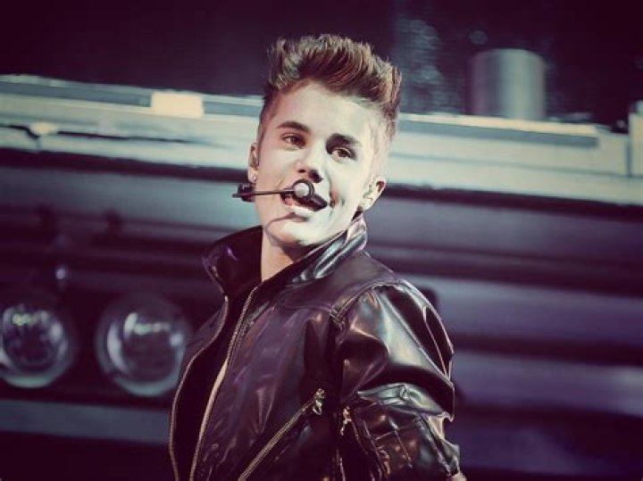 Justin Bieber singing Justin Bieber singing