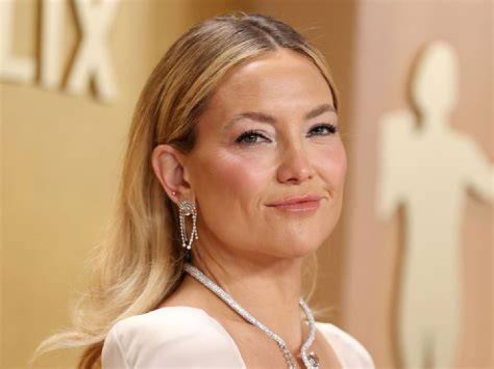 Kate Hudson posing at an event