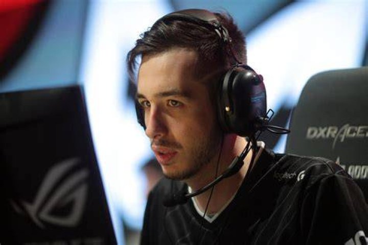 KennyS playing CS: GO
