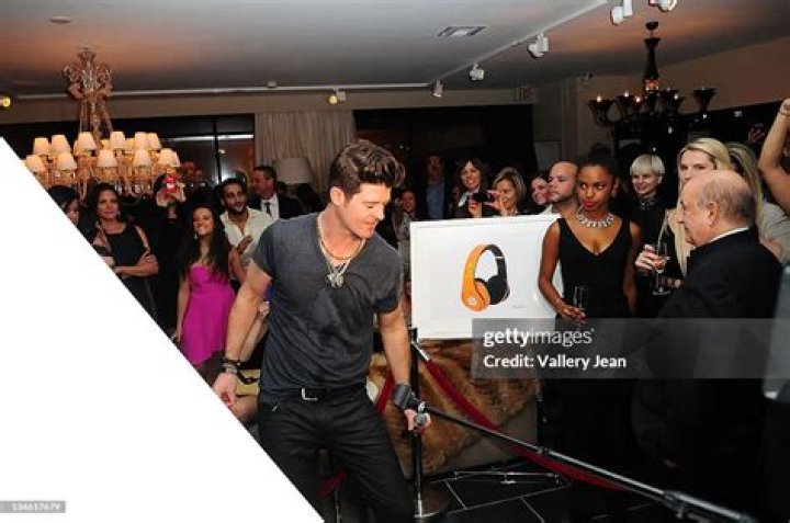 MIAMI, FL - DECEMBER 02: David Schwimmer and Zoe Buckman attend Mondrian South Beach Kicks Off Art Basel Miami Beach 2014 at Mondrian South Beach on December 2, 2014 in Miami, Florida. (Photo by Sergi Alexander/Getty Images for Mondrian South Beach)