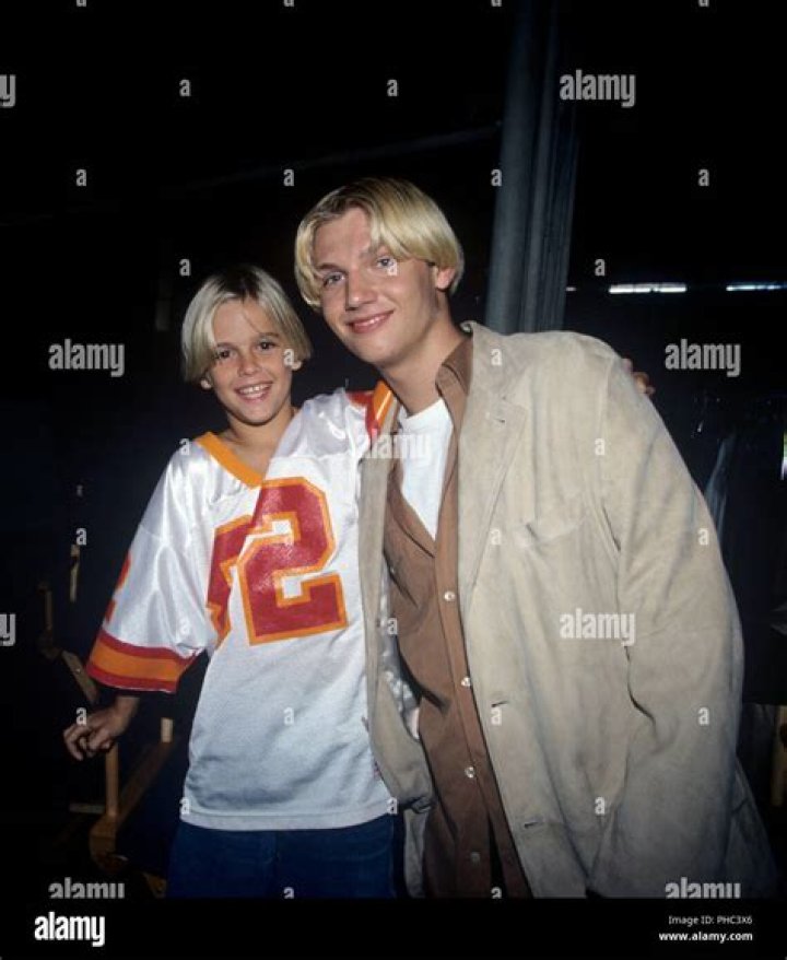 Nick Carter and Aaron Carter posing for a picture together.