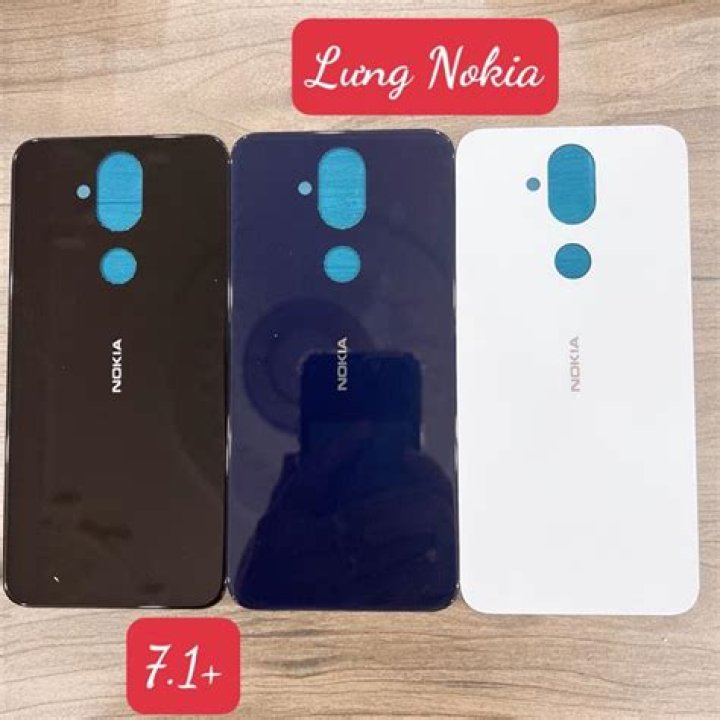 Nokia 7.1 hands on (14 of 16) Nokia 7.1 holding back of phone