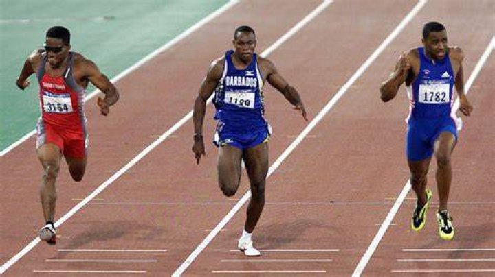 Obadele Thompson running between competitors