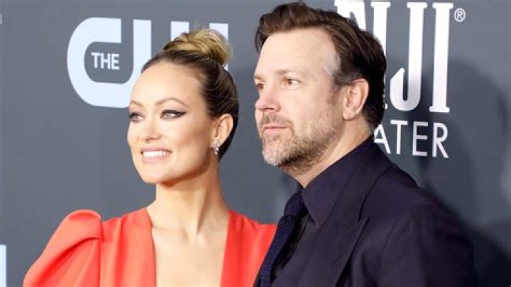 Olivia Wilde smiling with Jason Sudeikis