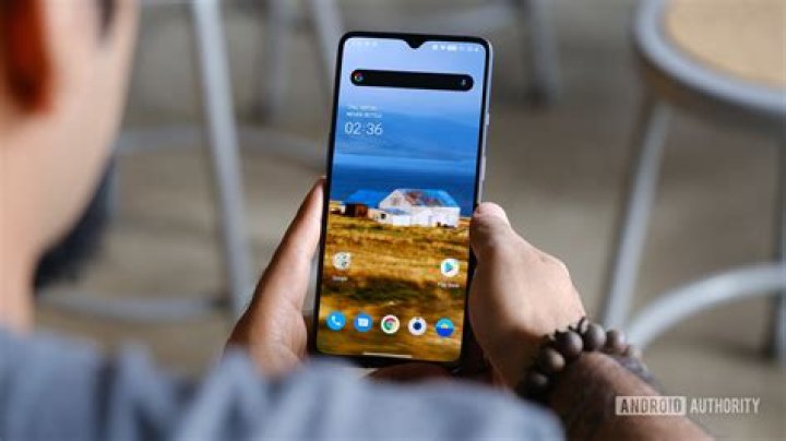 OnePlus 7T uisng in hand OnePlus 7T uisng in hand