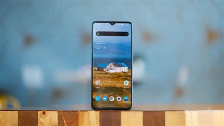 OnePlus 7T Upright on table in cafe 2 OnePlus 7T Upright on table in cafe 2