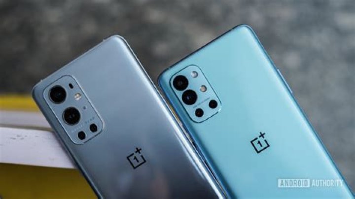 OnePlus 9R next to oneplus 9 pro OnePlus 9R next to oneplus 9 pro