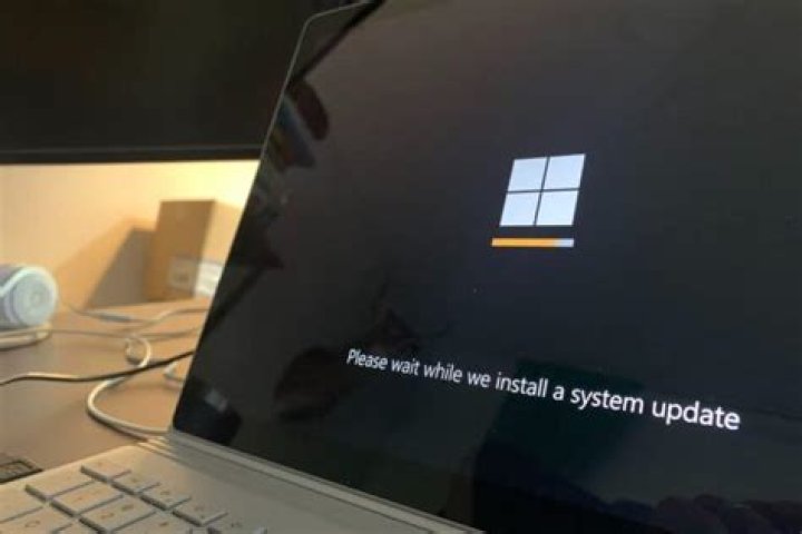 Please wait while Windows configures... stuck [Full Fix]