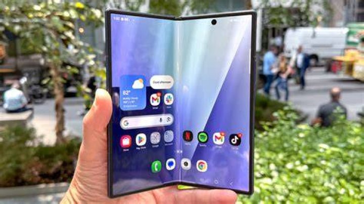 Samsung Galaxy Fold small screen in hand 2 Samsung Galaxy Fold small screen mode