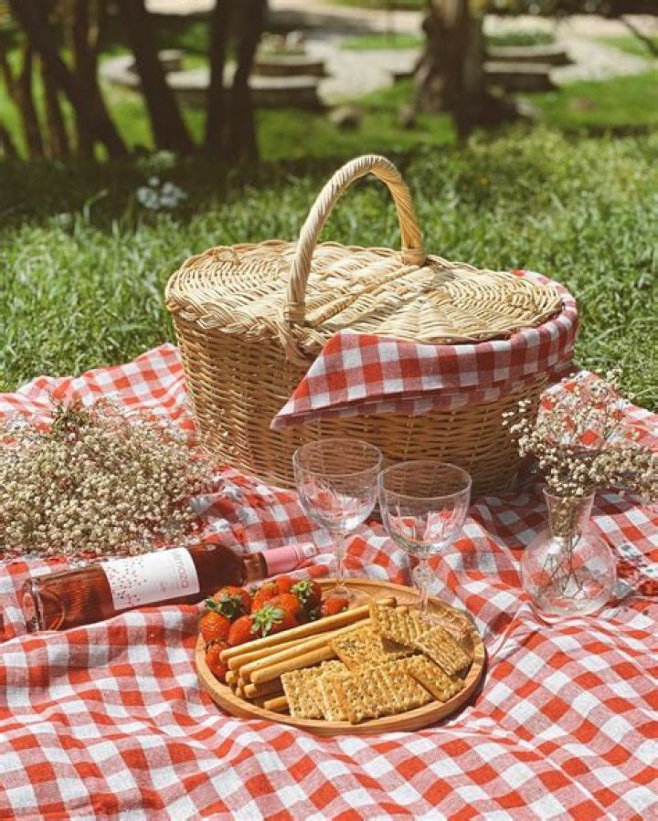 STYLECASTER | 17 Easy-to-Pack Picnic Recipes That Anyone Can Make | Party-Sized Italian Melt
