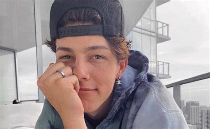 Tayler Holder – TikTok IG Influencer, Bio, Net Worth, Pics