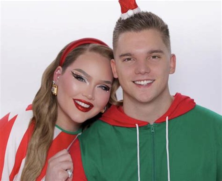 Tips from NikkieTutorials Doing Nicole Richie's Makeup