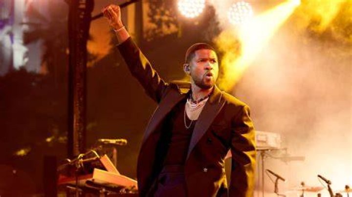 Usher Tickets Past Present Future Tour, Usher holding a fist up on stage